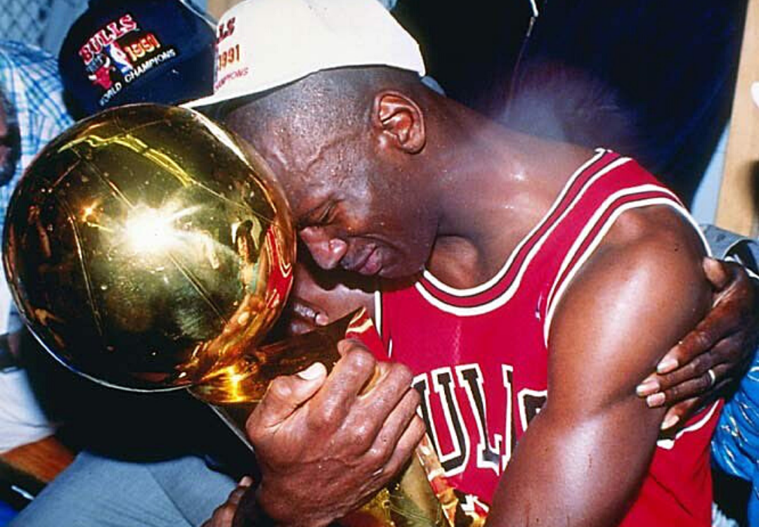 Michael Jordan debulhado em lágrimas abraçado ao troféu Larry O’Brien em seu primeiro título em 1991 (Fonte: Twitter)